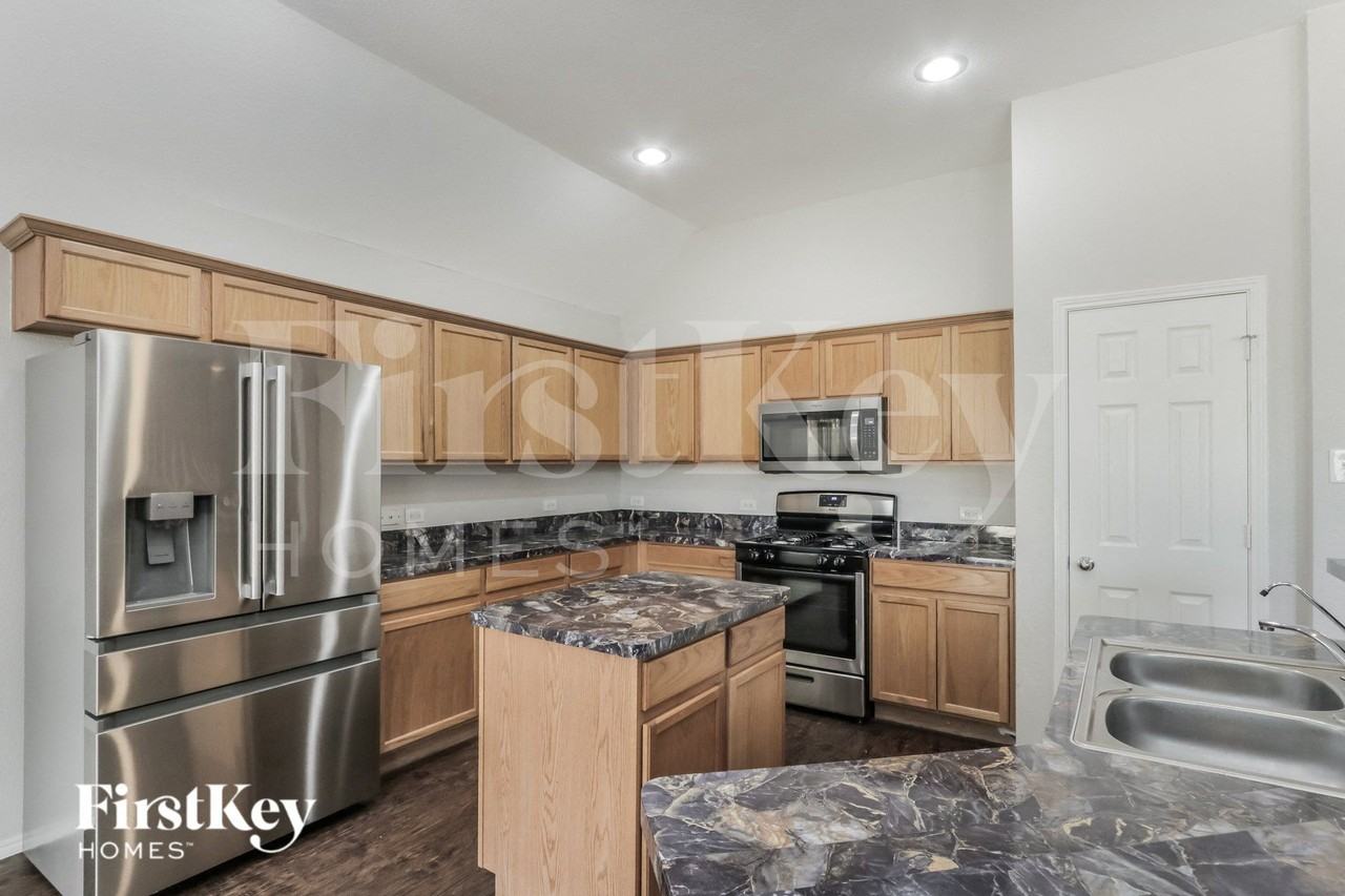 631 Magnolia Ln - Photo 5 of 16