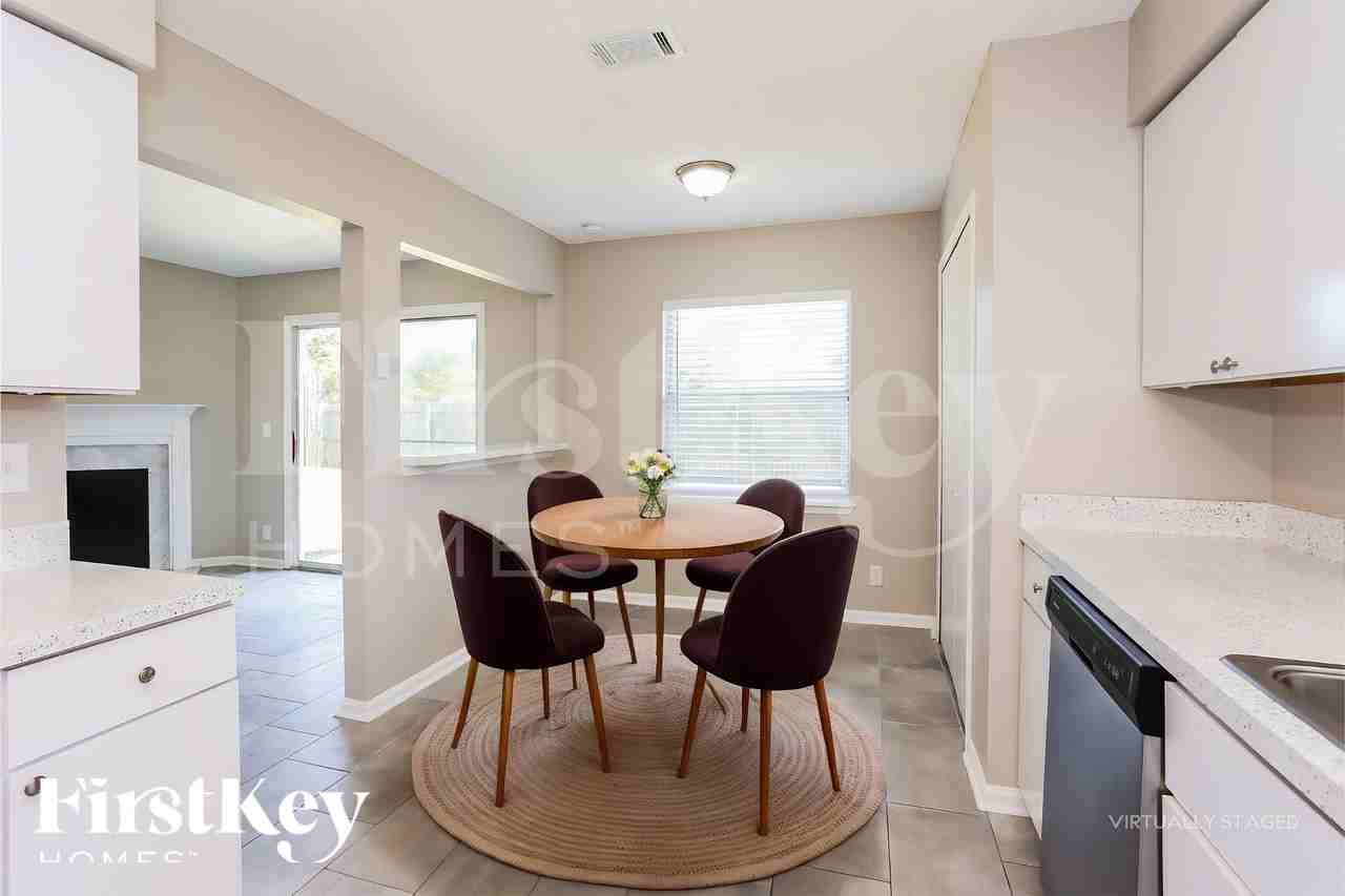 323 Hickory Hollow Dr N - Photo 7 of 18