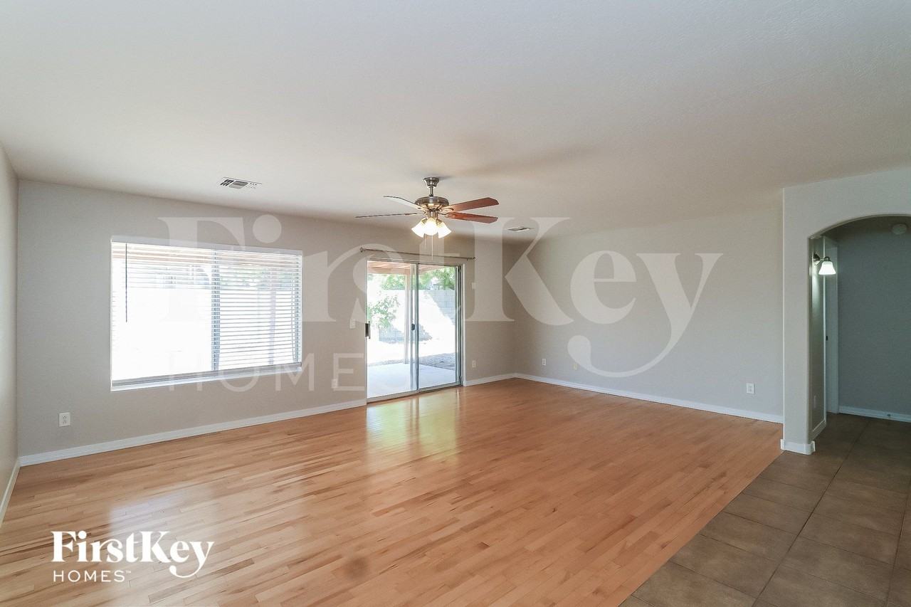 2854 E Phelps Rd - Photo 2 of 15