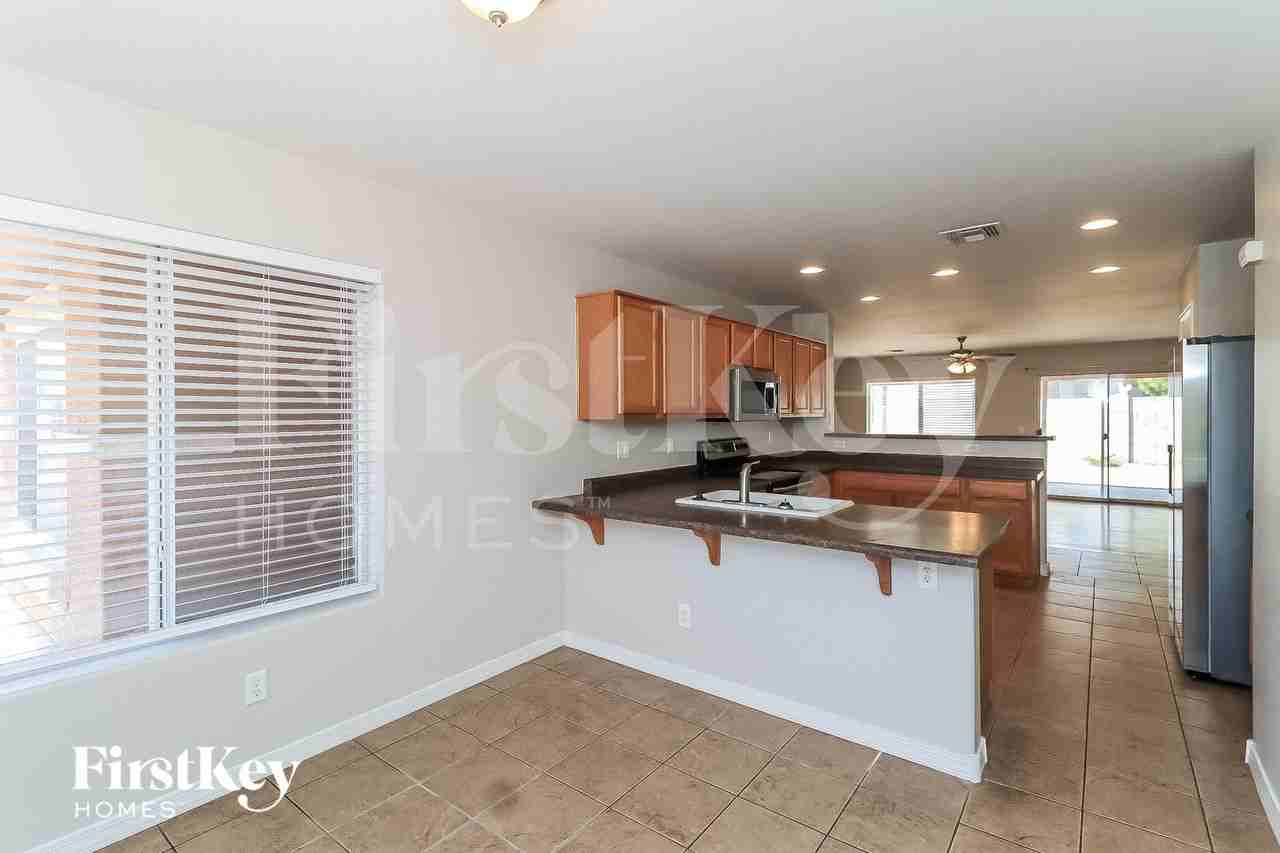 2854 E Phelps Rd - Photo 4 of 15