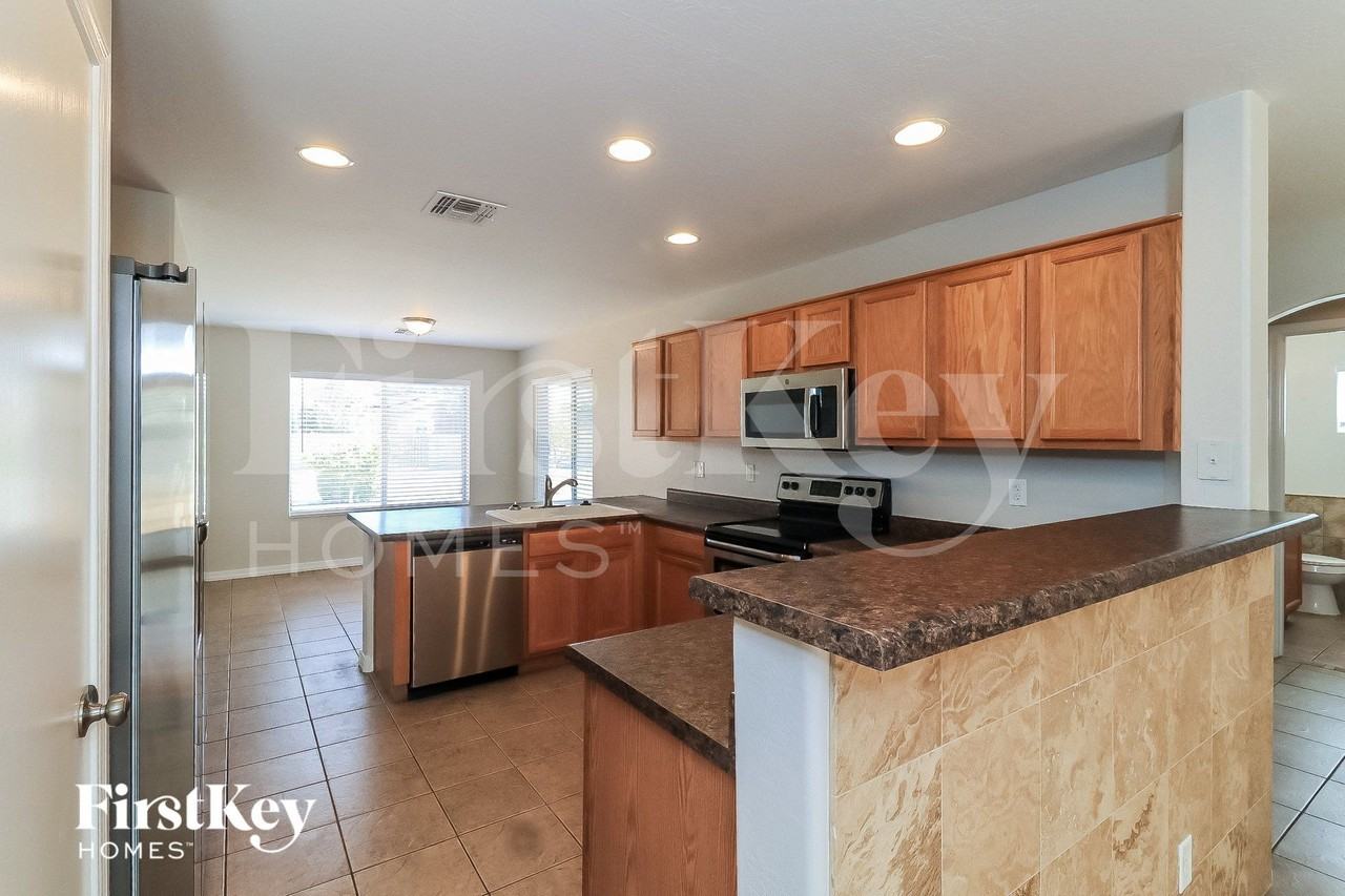 2854 E Phelps Rd - Photo 5 of 15