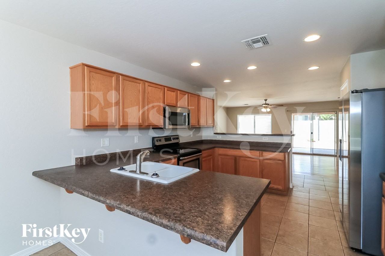 2854 E Phelps Rd - Photo 6 of 15