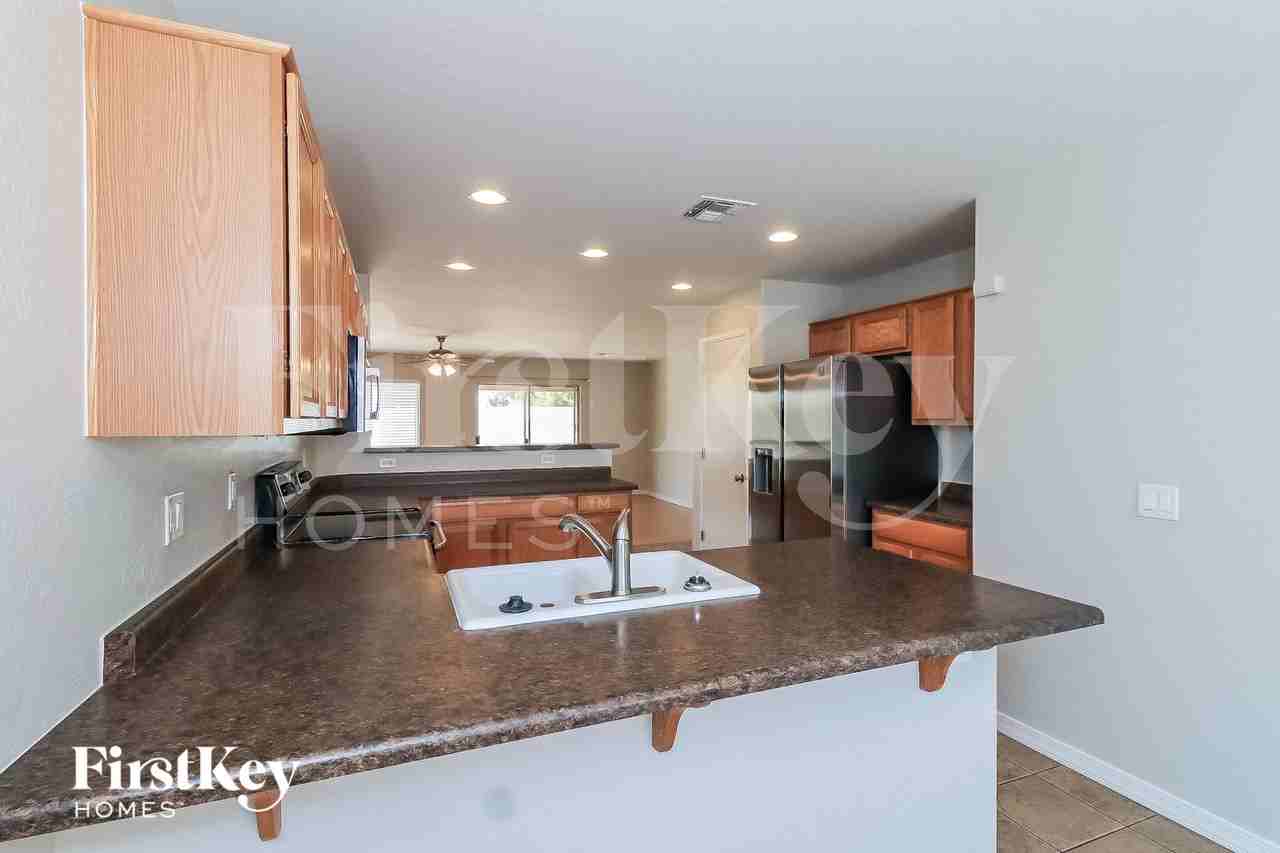 2854 E Phelps Rd - Photo 7 of 15