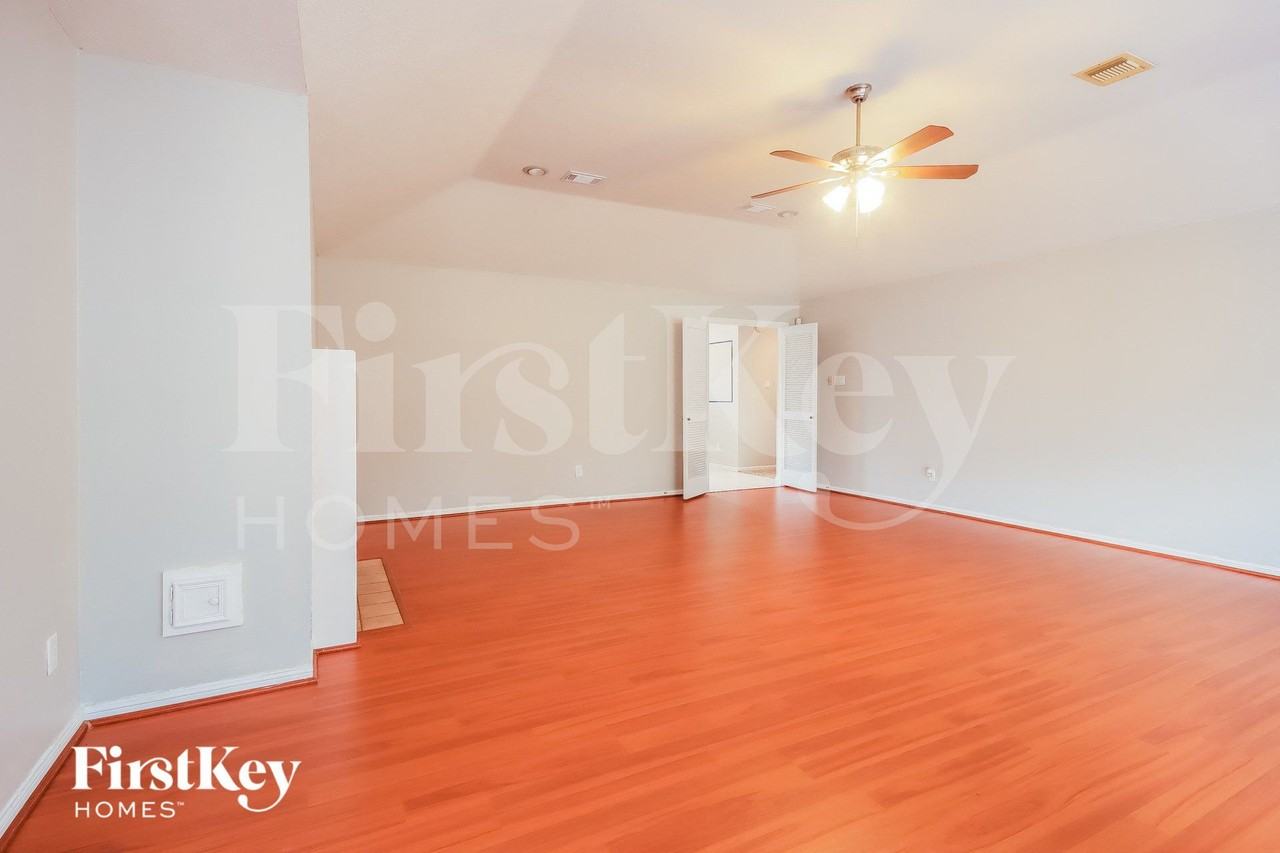 19810 Hoppers Creek Dr - Photo 2 of 15