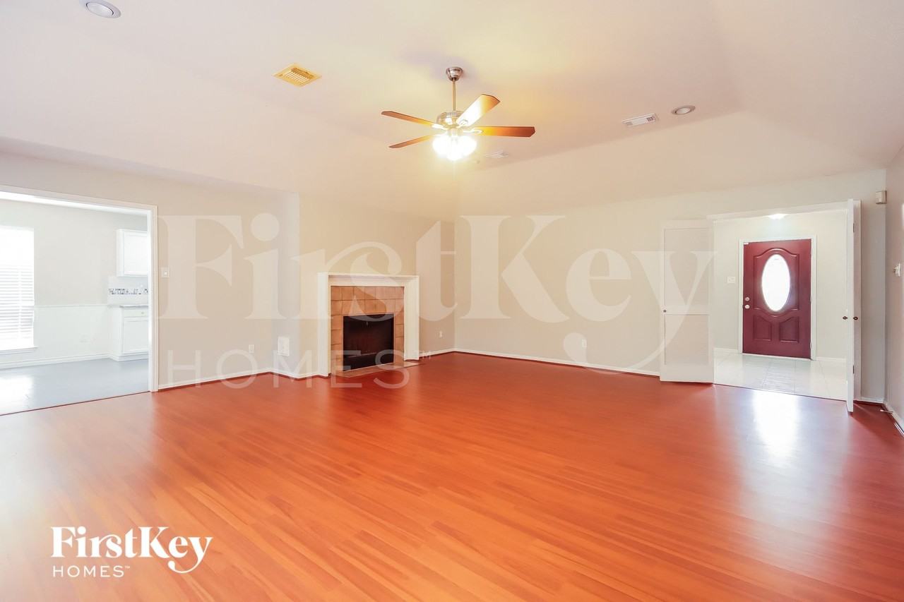 19810 Hoppers Creek Dr - Photo 3 of 15