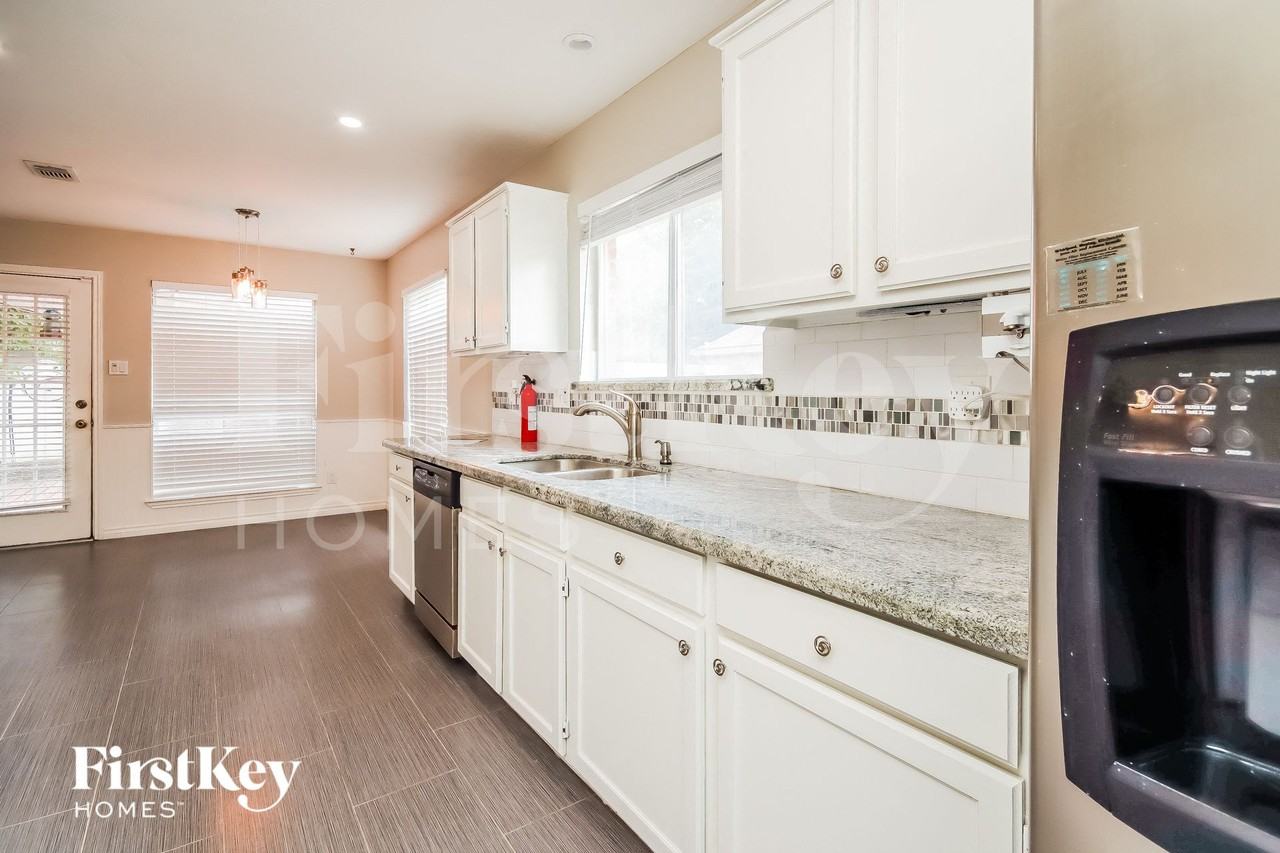 19810 Hoppers Creek Dr - Photo 5 of 15