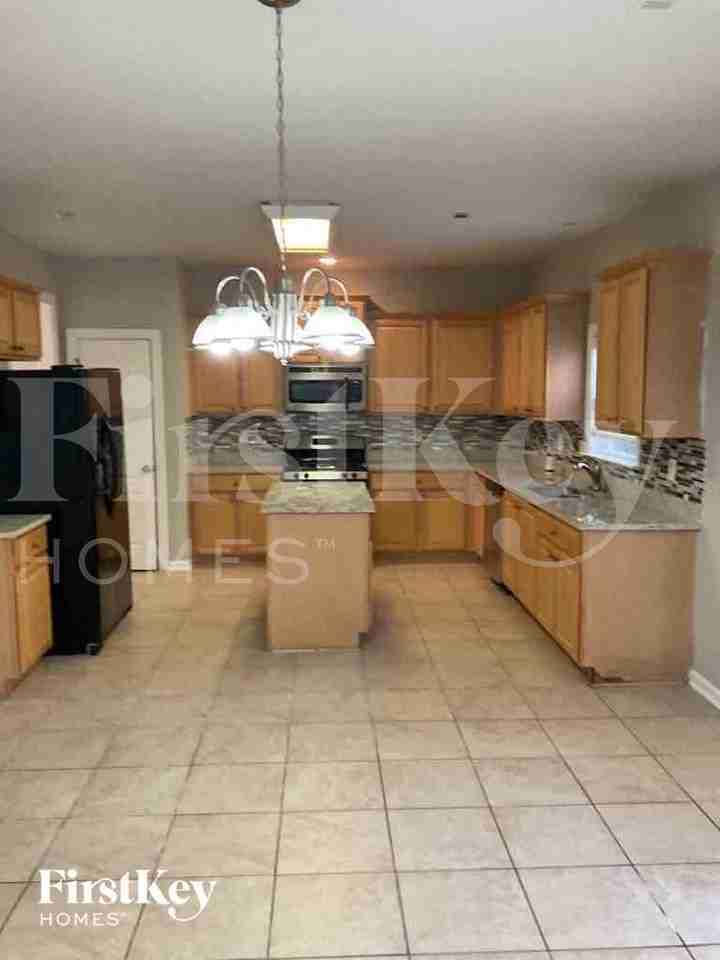 670 Golden Meadow Dr - Photo 4 of 19