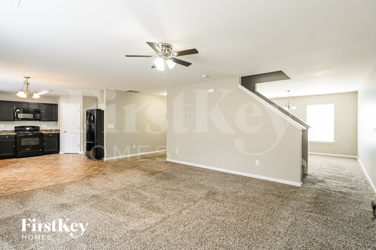 9017 Sharpes Cir - Photo 3 of 16