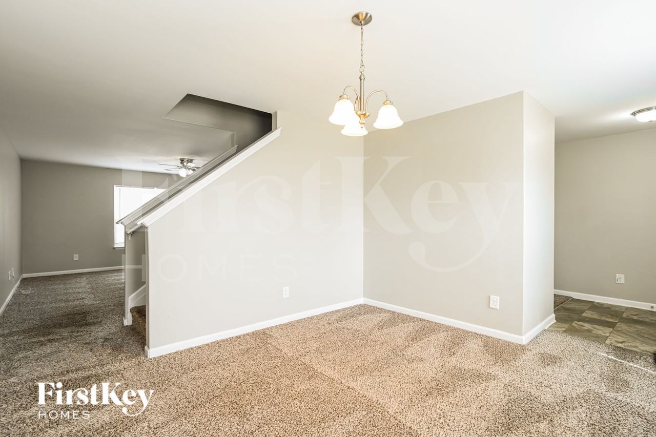 9017 Sharpes Cir - Photo 4 of 16