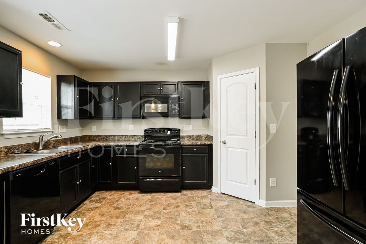 9017 Sharpes Cir - Photo 5 of 16