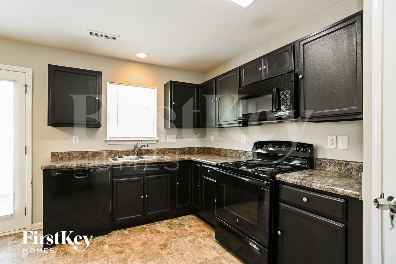 9017 Sharpes Cir - Photo 6 of 16