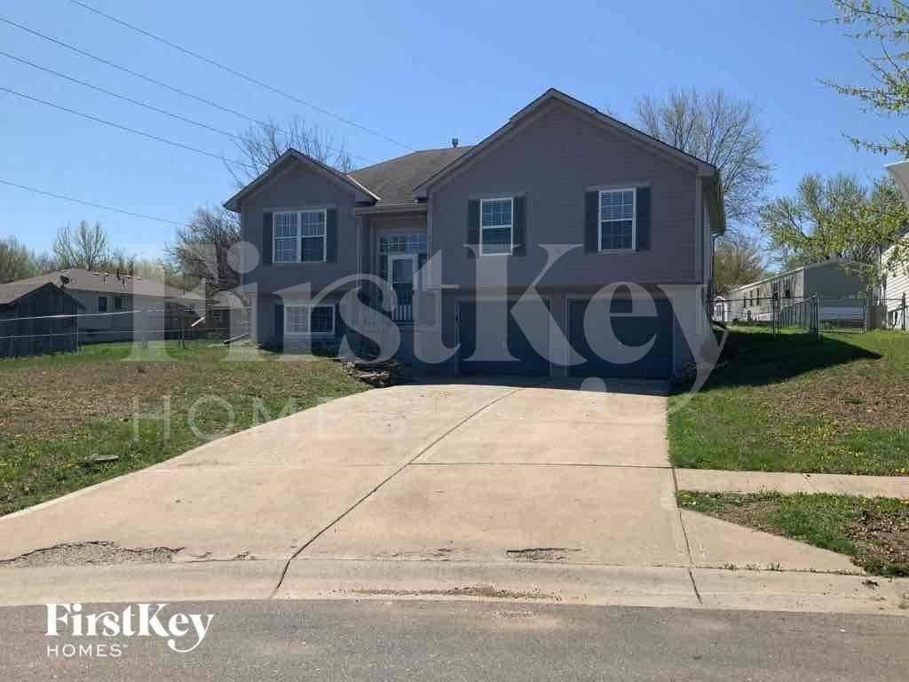 7719 E 165th St - Photo 2 of 10