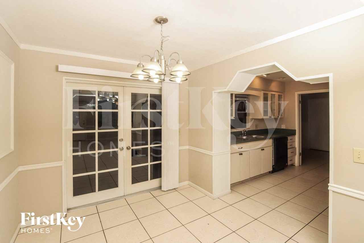 988 Cardon Dr - Photo 5 of 15