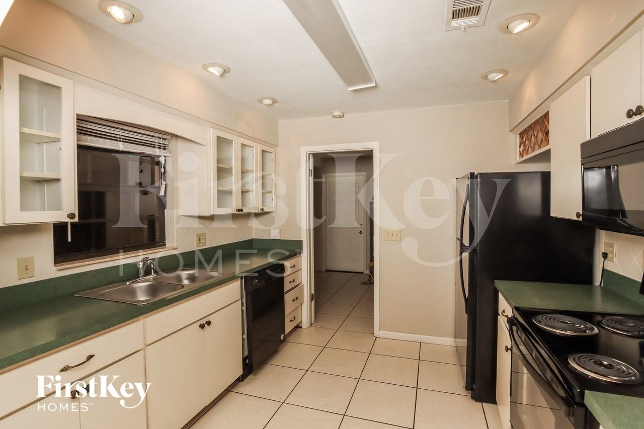 988 Cardon Dr - Photo 6 of 15