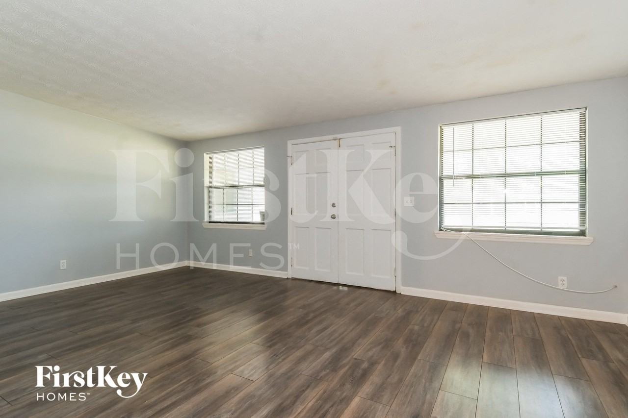 7720 Lauderdale Dr N - Photo 2 of 15