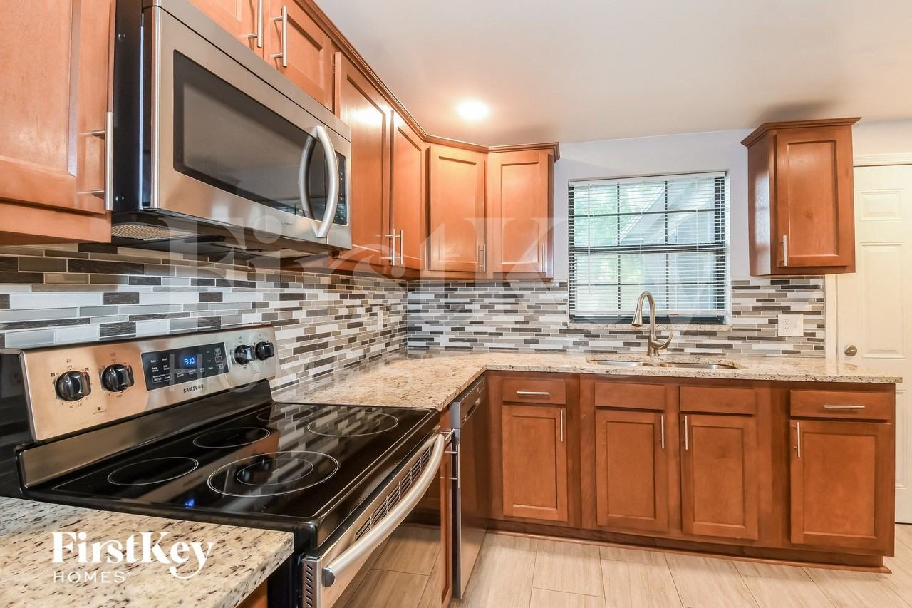 7720 Lauderdale Dr N - Photo 4 of 15