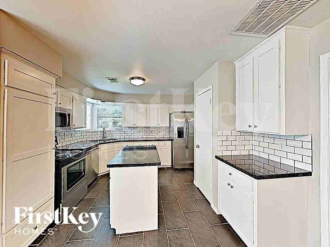 7451 Tunbury Ln - Photo 4 of 17