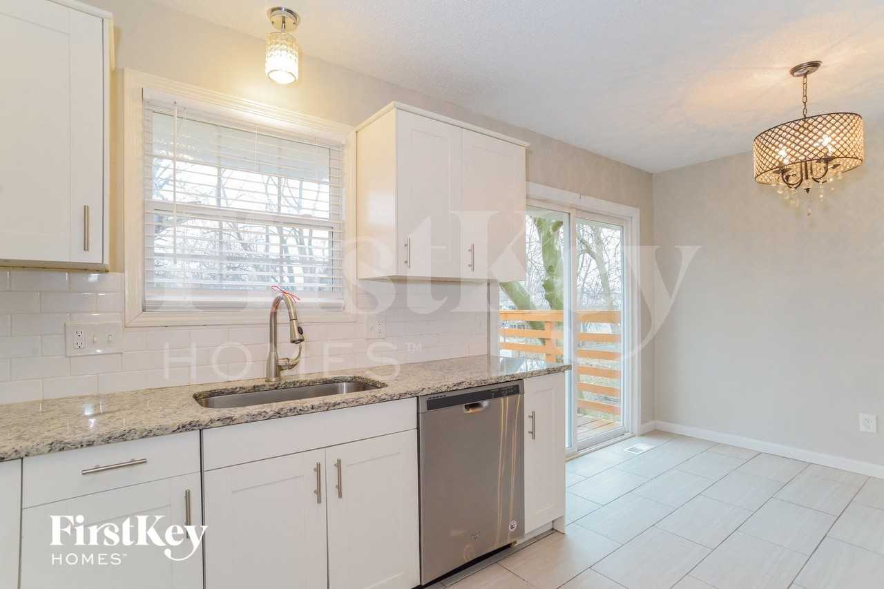 615 N Pine St - Photo 5 of 15