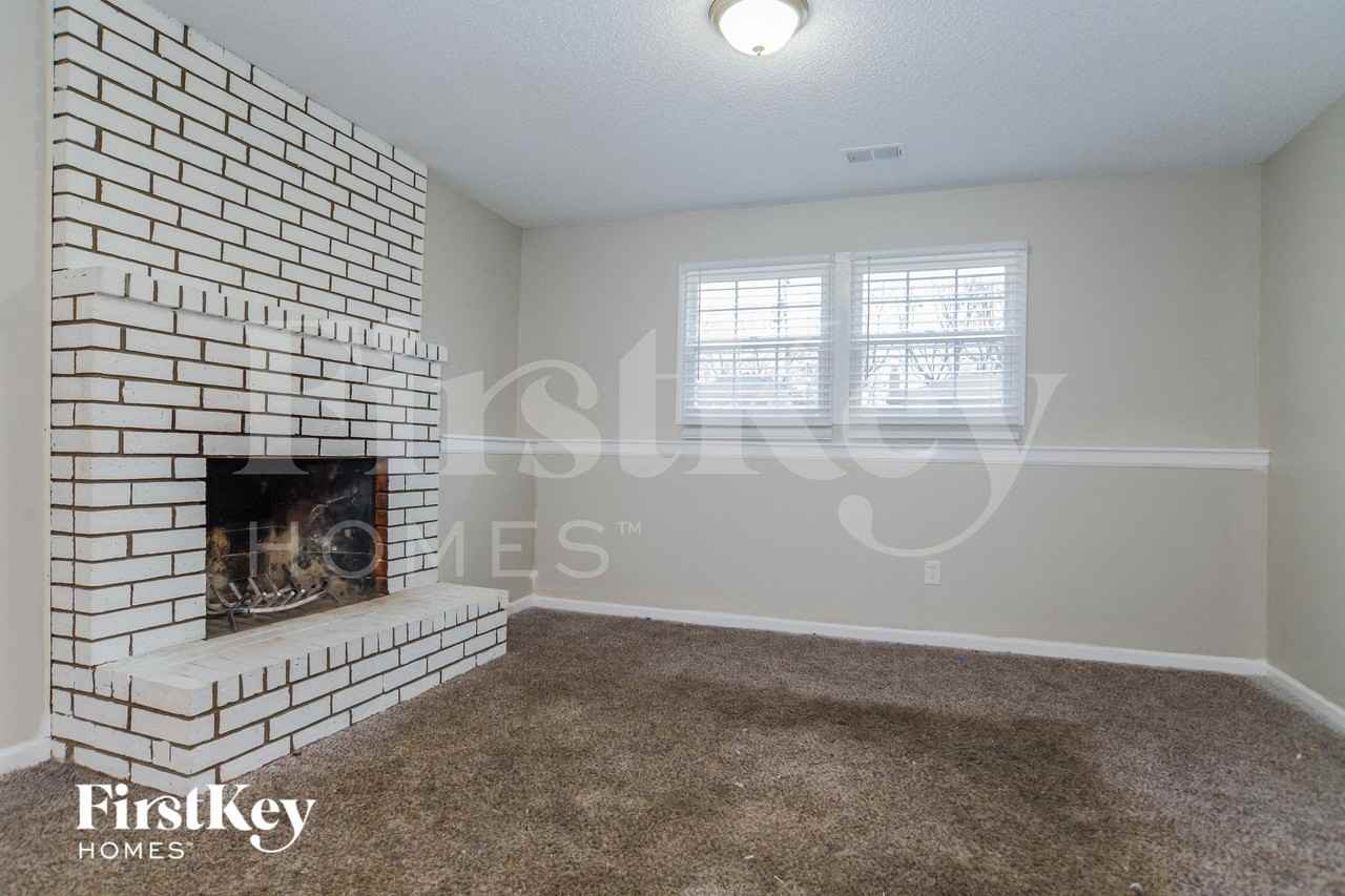 615 N Pine St - Photo 7 of 15
