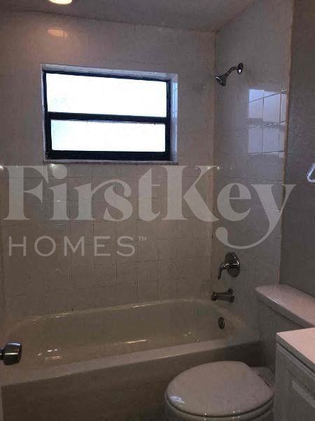 4951 Sw 16th St - Photo 5 of 8