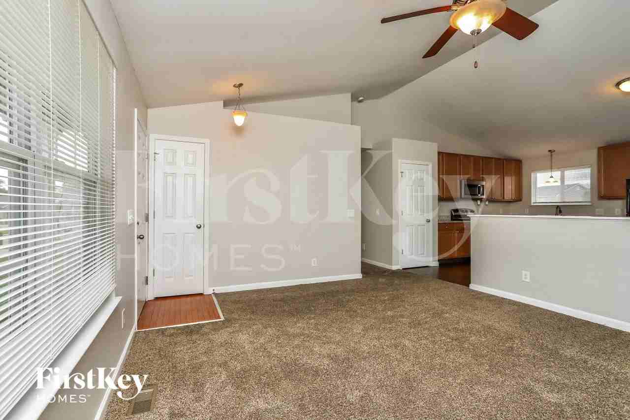 322 Aspen Creek Dr - Photo 3 of 13