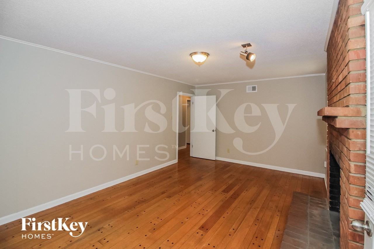 2693 Satellite St - Photo 4 of 15