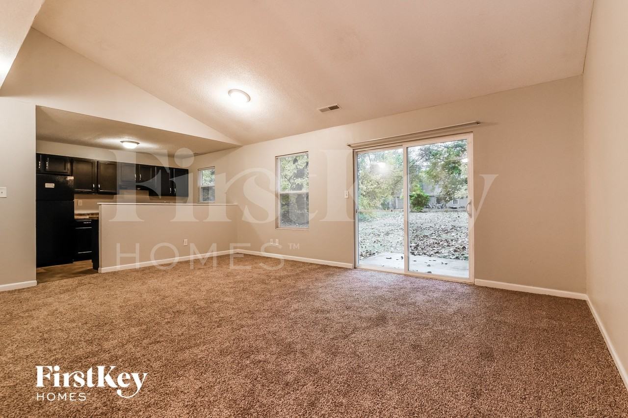 2529 N Parker Ave - Photo 3 of 15