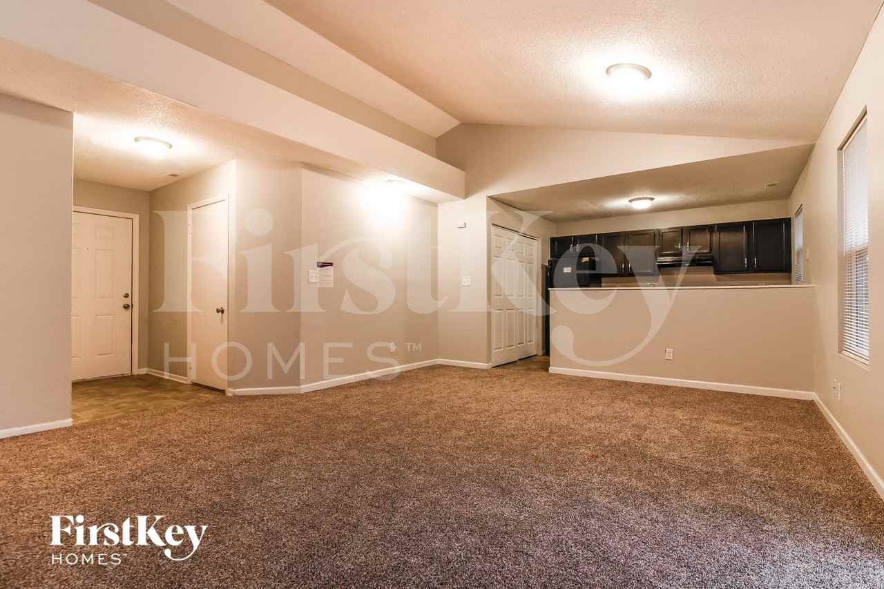 2529 N Parker Ave - Photo 4 of 15