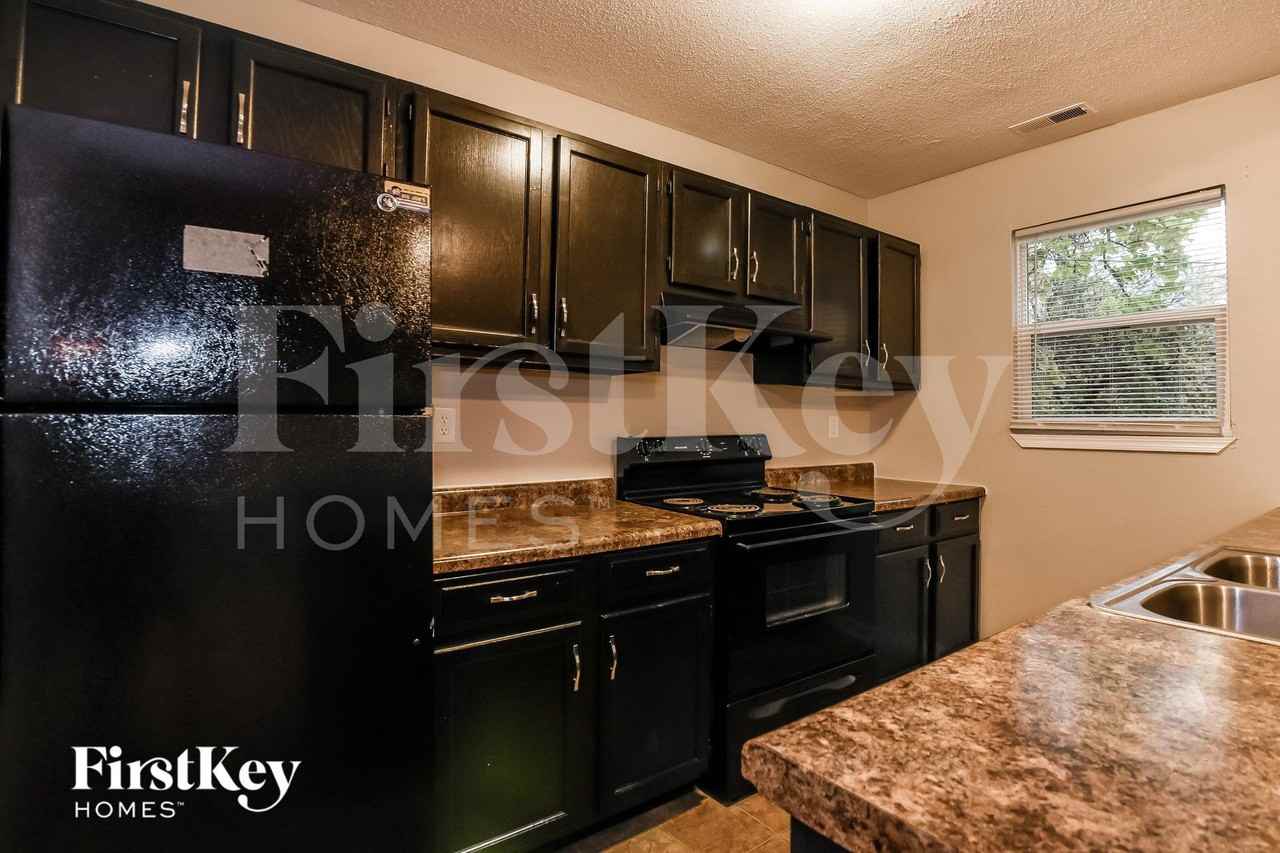 2529 N Parker Ave - Photo 5 of 15