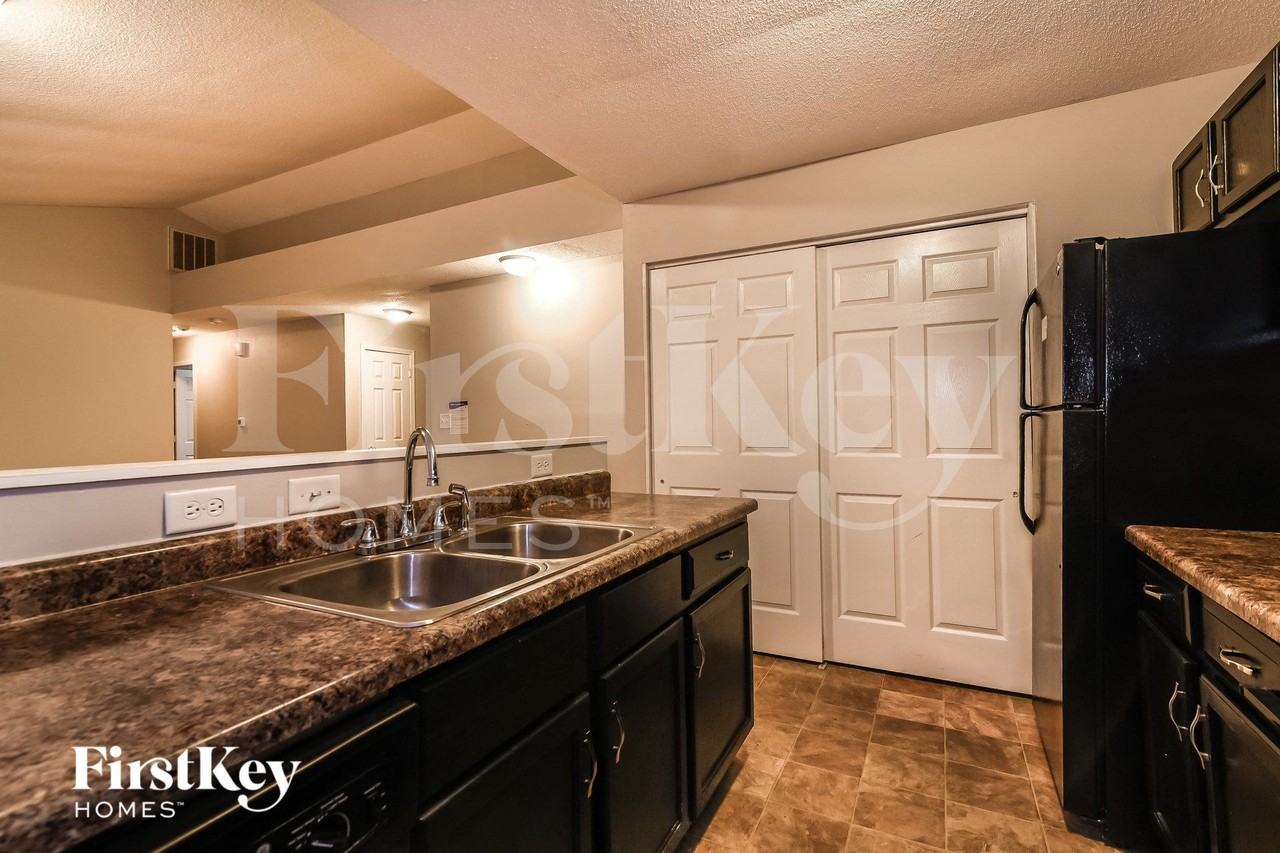 2529 N Parker Ave - Photo 6 of 15