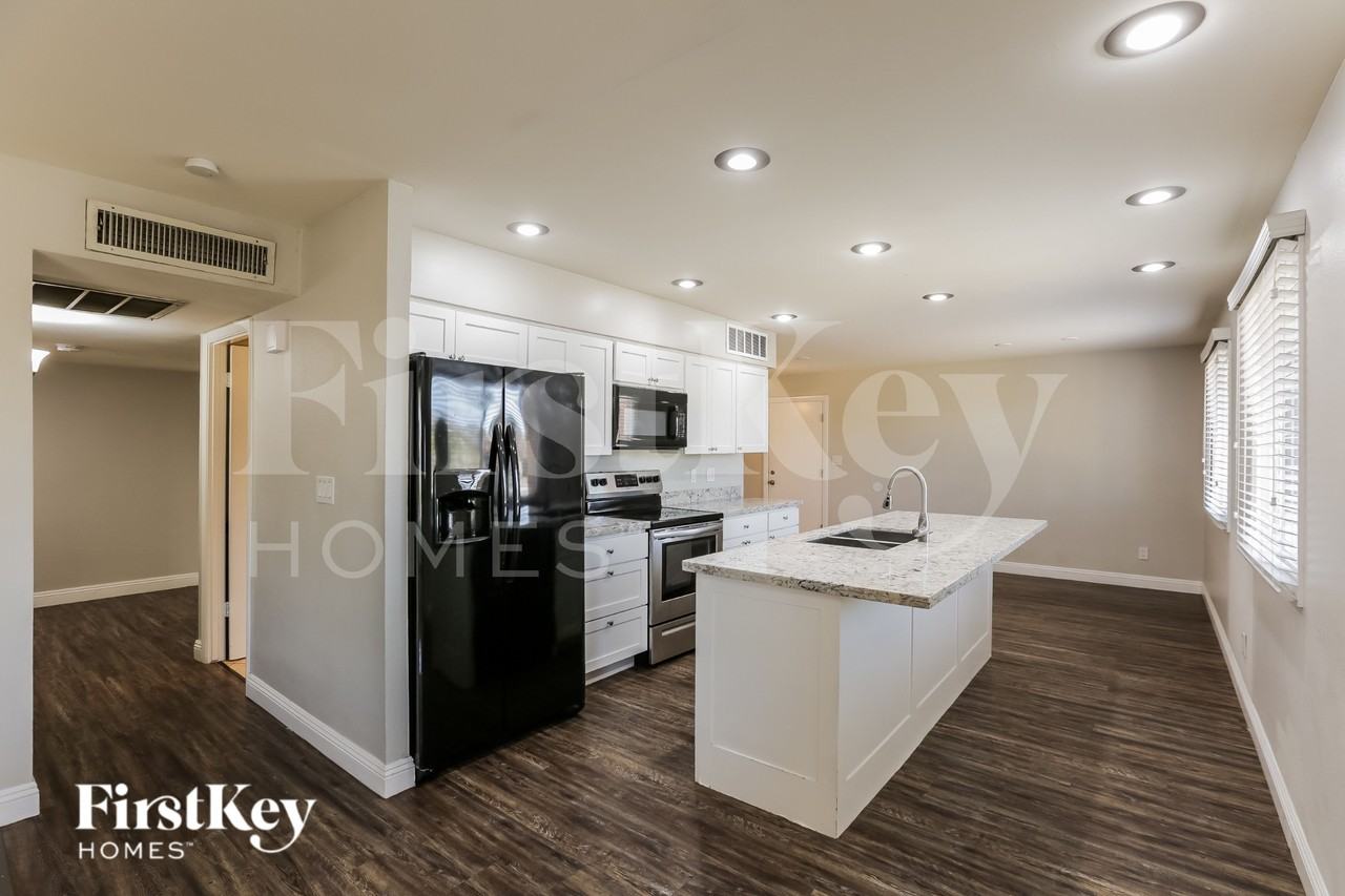 2122 W Shaw Butte Dr - Photo 5 of 16