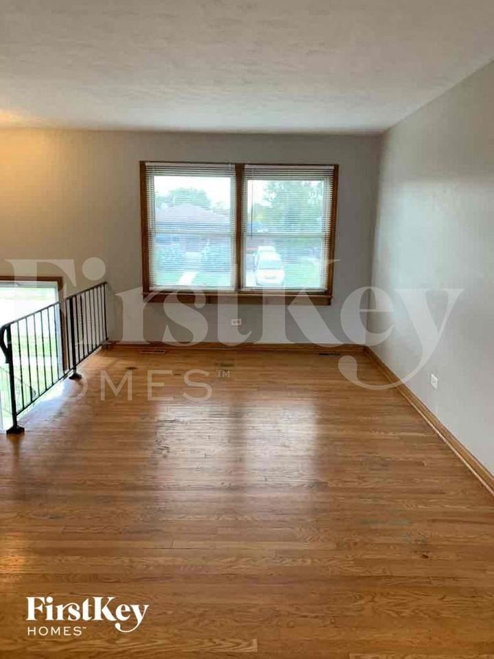 20037 Orchard Ave - Photo 2 of 10