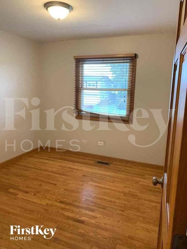 20037 Orchard Ave - Photo 7 of 10