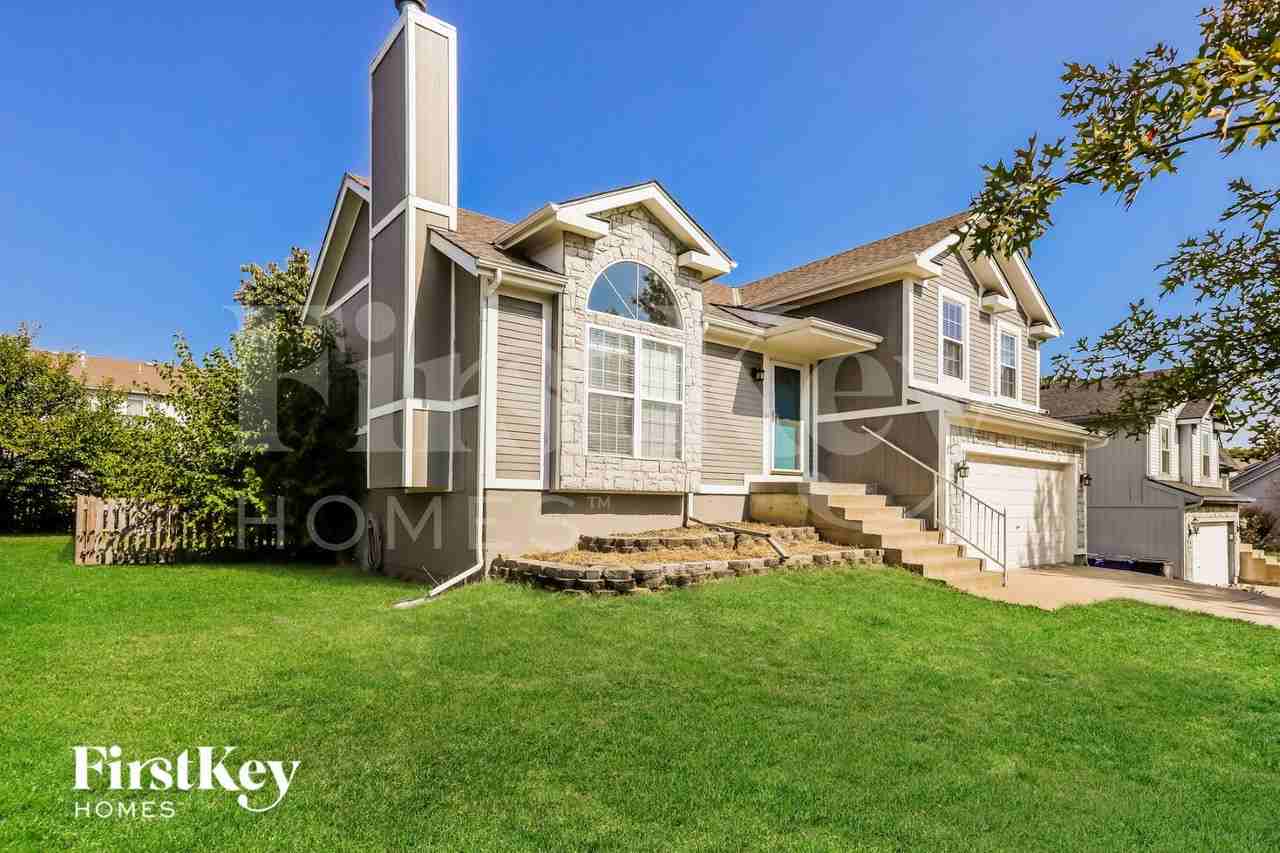 17614 W 111th Ter - Photo 2 of 15