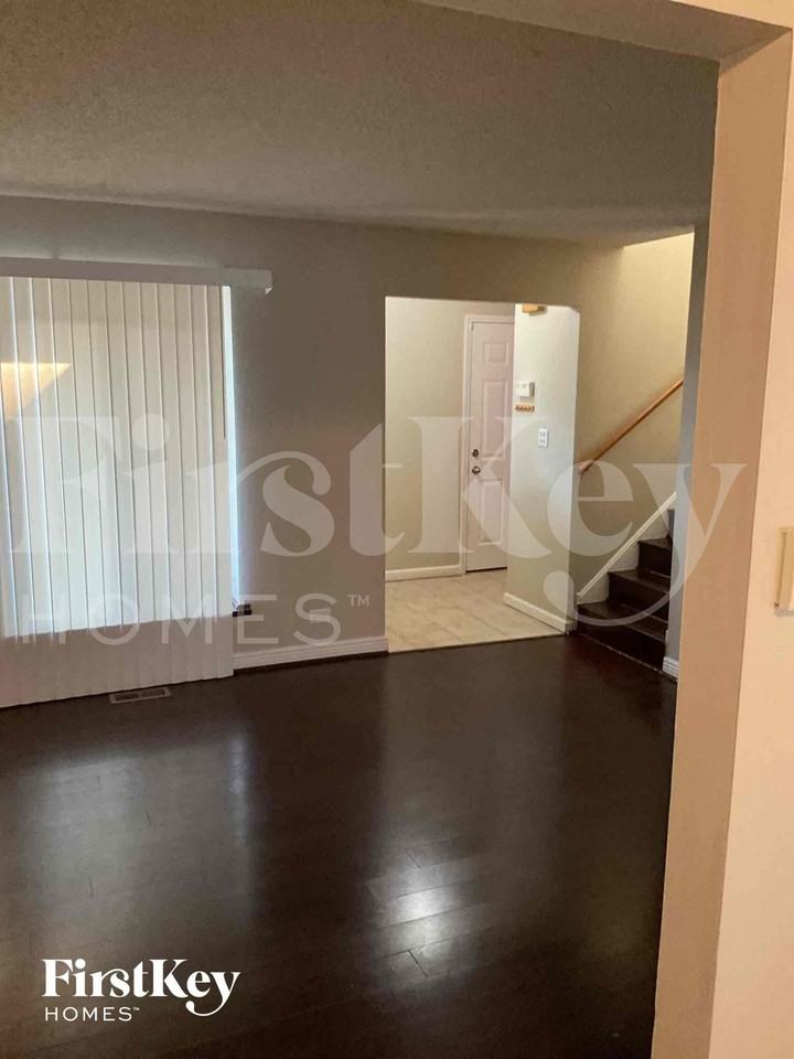 16211 Fox Ct - Photo 2 of 10