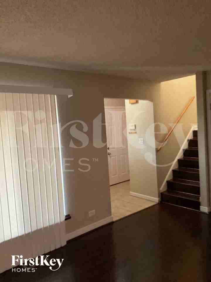 16211 Fox Ct - Photo 3 of 10