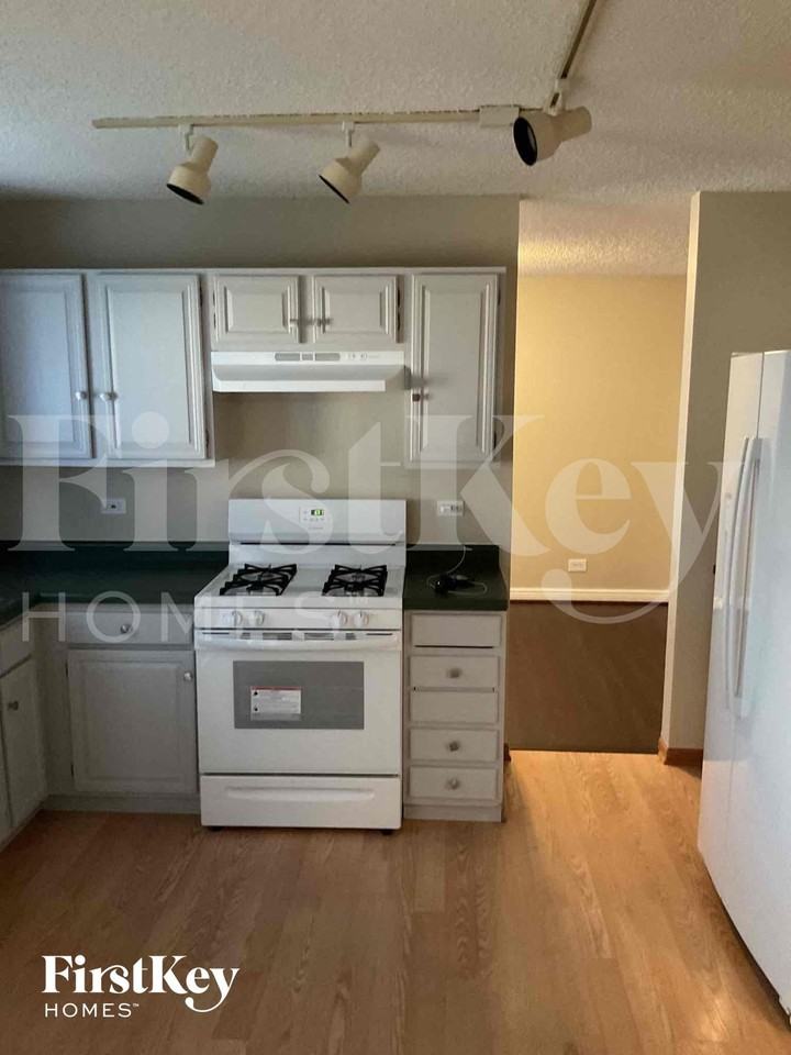 16211 Fox Ct - Photo 4 of 10