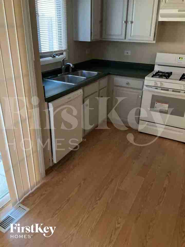 16211 Fox Ct - Photo 5 of 10