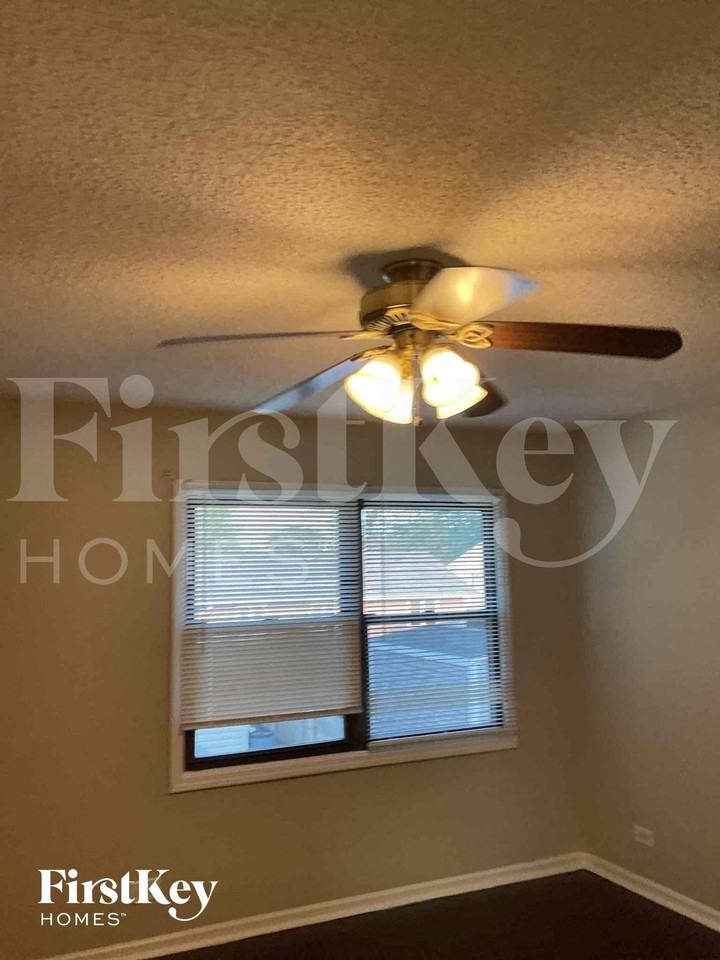 16211 Fox Ct - Photo 6 of 10