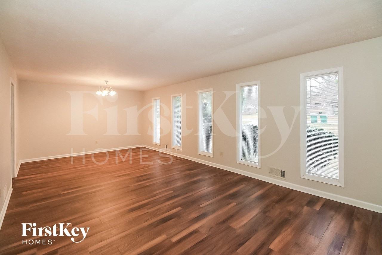 1592 Envoy Pl - Photo 2 of 15