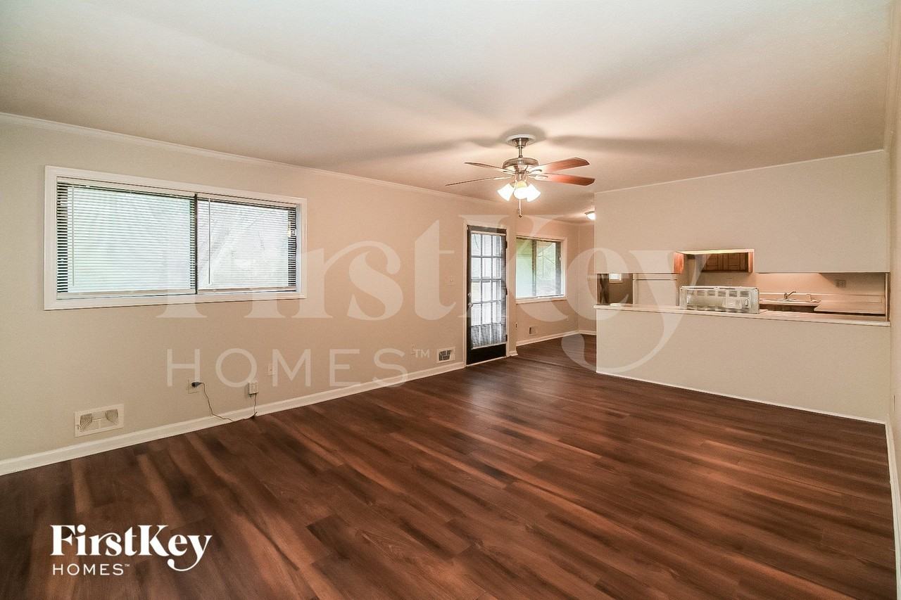 1592 Envoy Pl - Photo 4 of 15