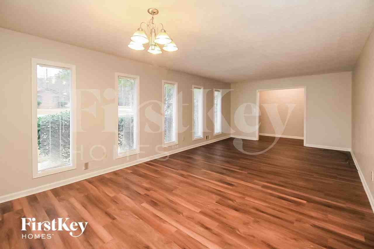 1592 Envoy Pl - Photo 5 of 15