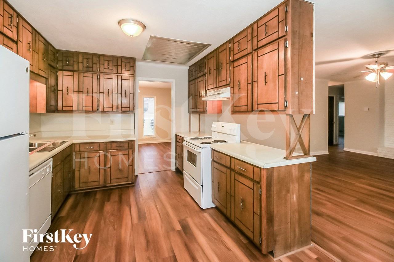 1592 Envoy Pl - Photo 7 of 15