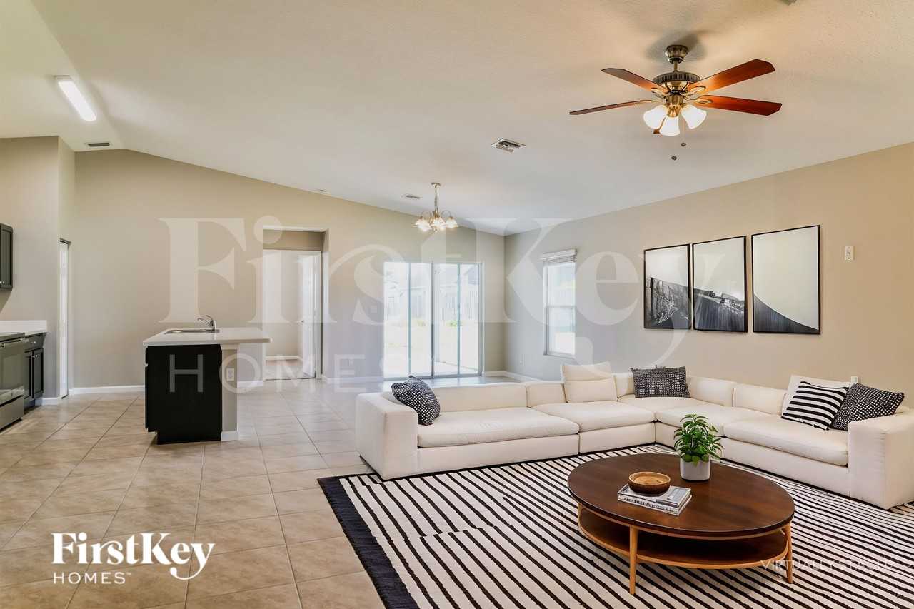 1082 Sw Bianca Ave - Photo 5 of 19