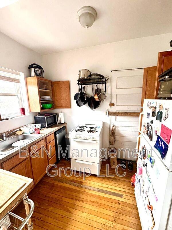 1057 W Dakin St #2 - Photo 5 of 9