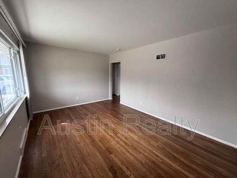 8634 Burton Ave #B - Photo 5 of 10