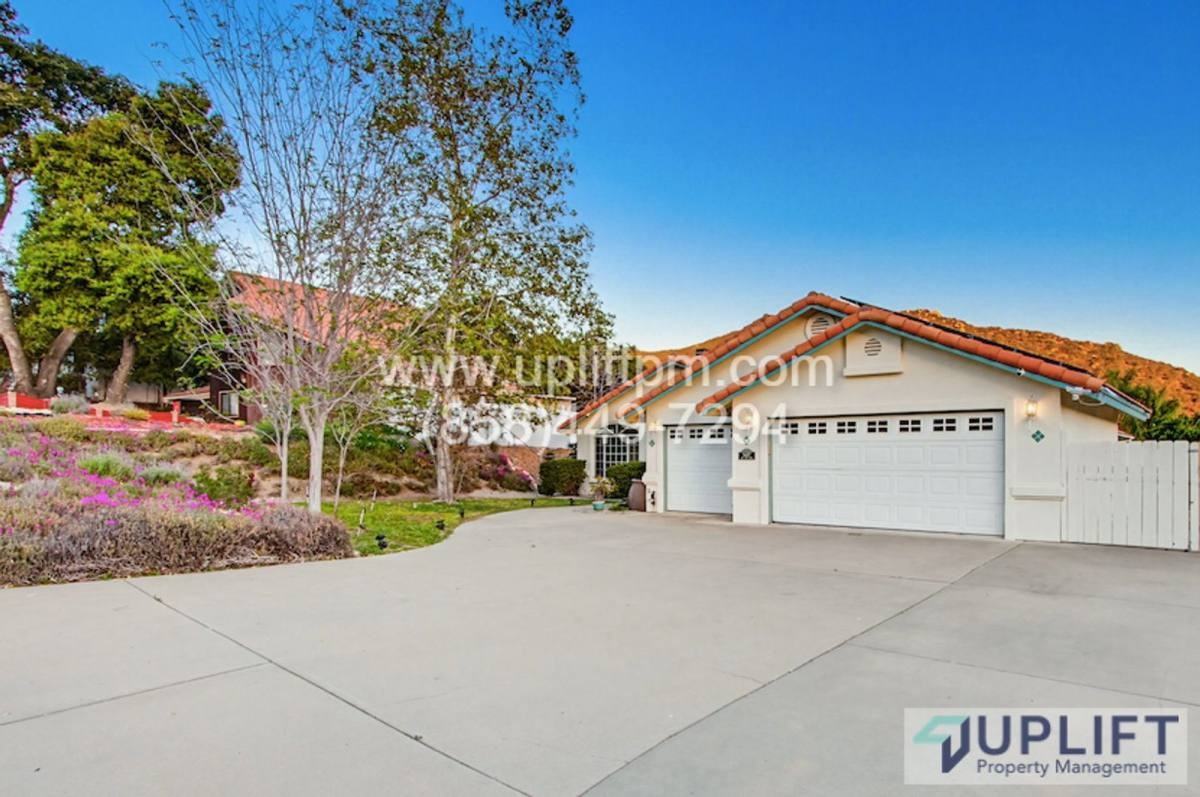 24427 Del Amo Rd - Photo 3 of 10