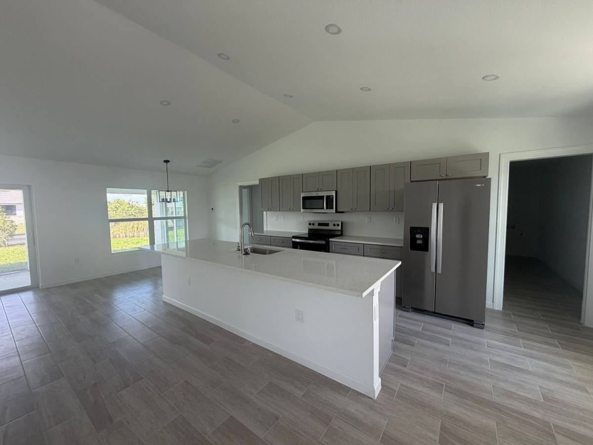 1301 Ne 11th Ter - Photo 3 of 10