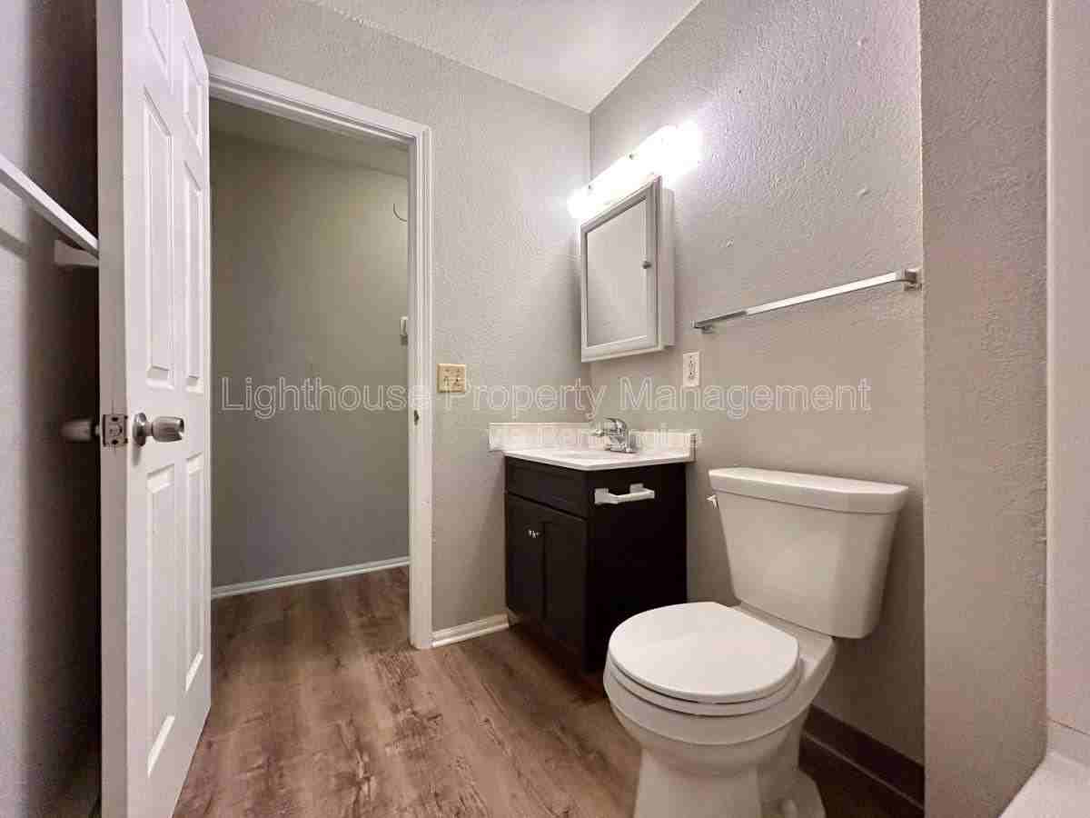 2134 Mckee Ave Sw #2 - Photo 4 of 10