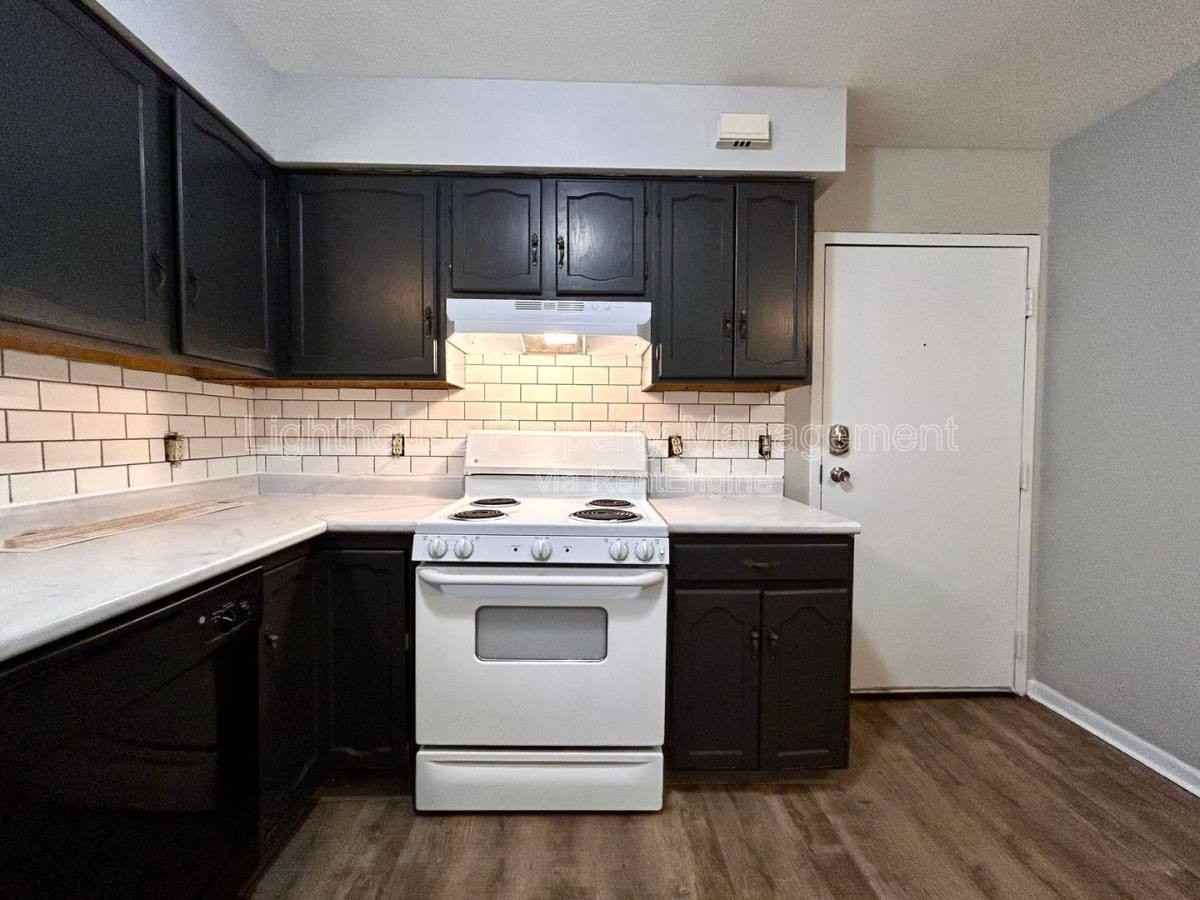 2134 Mckee Ave Sw #2 - Photo 5 of 10